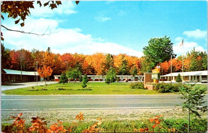 Tahquamenon Suites Lodging (Travelers Motel) - Old Postcard